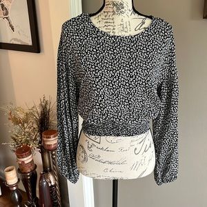 NWOT SO brand medium blouse b&w print, elastic band at waist, cute!